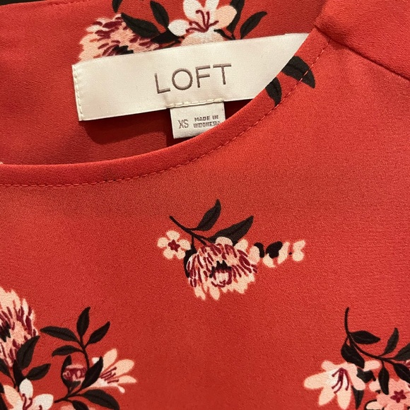 Brand: Loft Size: XS Style: Coral blouse with floral design - Picture 4 of 4